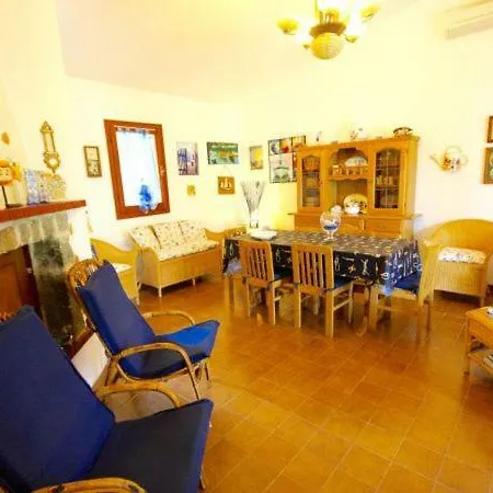 Alpesi faház Pittulongu Chalet Sleeps 9 *